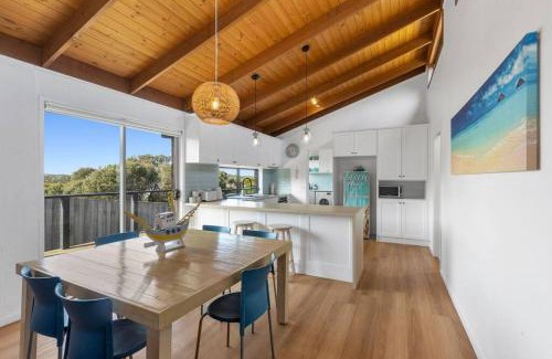 Ocean Grove House | Sea Breeze on Orton - 5 minute walk to the beach!