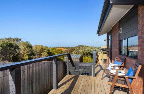 Ocean Grove House | Sea Breeze on Orton - 5 minute walk to the beach!