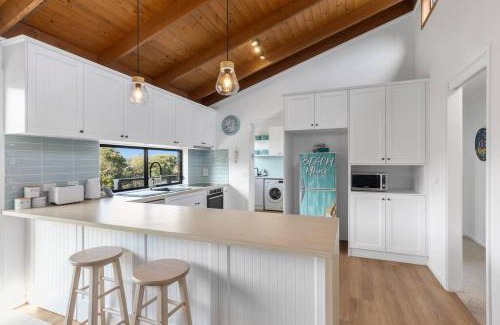 Ocean Grove House | Sea Breeze on Orton - 5 minute walk to the beach!