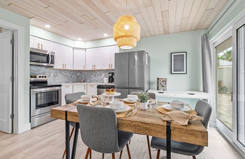 Siesta Key Village House | Sea Dream | Pet Friendly, Located in Siesta Key Village, Steps to Siesta Key Beach!