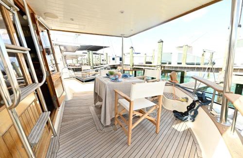 Downtown Nassau Boat Rental | Sea Dreams I
