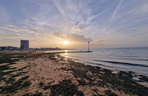 Margate Apartment | Sea Sprite, old Victorian hotel beach apartment with hot tub + garden in Margate
