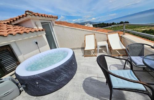 Znjan Apartment | Sea view apartment with terrace near the beach