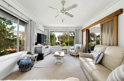 Inverloch House | Sea View Cottage Wifi and Linen included Inverloch