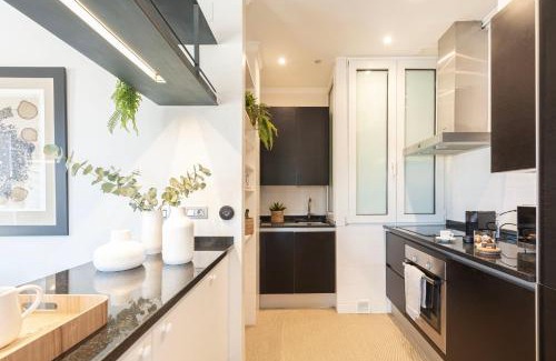 Gros Apartment | Sea Views from 4 Balconies Walk Score 90