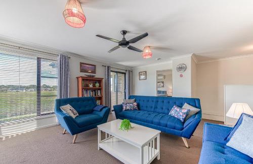 Cowes House | Seabreeze Haven -Wifi, Netflix, pet friendly beach house