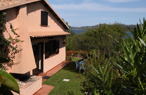 La Conia House | Seafront house with garden