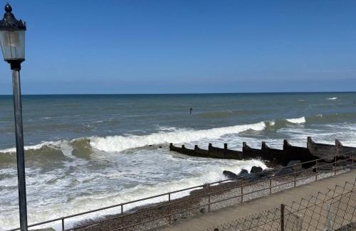 Sheringham Apartment | Seafront Sheringham 1 bed Apt sleeps 4 - 1xdog