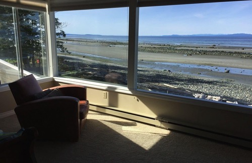 Regional District of Nanaimo House | Sealbourne Vacation Home - beautiful 4 season beachfront home, sleeps up to 9