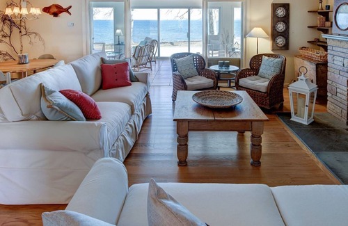 East Marion House | Seas the Day at this water front home with sweeping views of the Bay