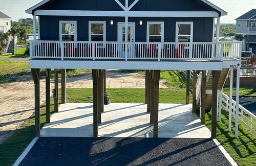 Caplen House | "Seas the Day" - Large Living Area, Family Friendly, Walk to Beach, Pool Access