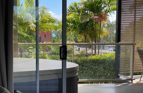 Airlie Beach Apartment | Seasalt@Airlie Beach - Best Location 1bed Apt , Private Spa