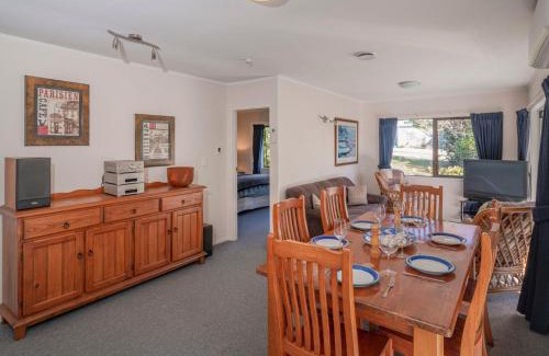 Whangamata House | Seashells Bach - Whangamatā Holiday Home