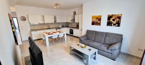 Għadira Apartment | Seaside Serenity 8 - few mins walk to the beach by QuickTrips