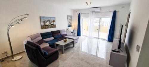 Għadira Apartment | Seaside Serenity - Luxe Penthouse - near the beach by QuickTrips