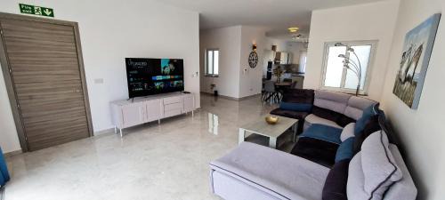 Għadira Apartment | Seaside Serenity - Luxe Penthouse - near the beach by QuickTrips