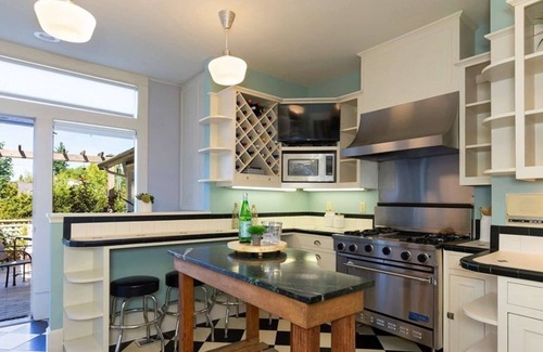 Queen Anne Hotel | Seattle Escape in Queen Anne - Stylish Urban Retreat with a Private Deck and Stunning City Views