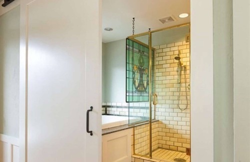 Queen Anne Hotel | Seattle Escape in Queen Anne - Stylish Urban Retreat with a Private Deck and Stunning City Views
