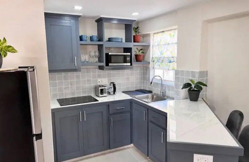 Douglas Apartment | Seavetri Two - Modern mpartment near serene beach and town centre