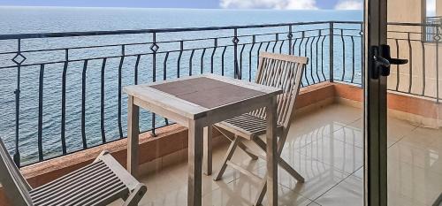 Tower Road Apartment | Seaview 3 bedrooms in Balluta Beach S5