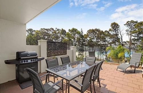 Denhams Beach House | Seaview by the Cliff Managed by Batemans Bay Accom