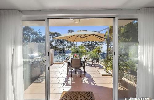 Denhams Beach House | Seaview by the Cliff Managed by Batemans Bay Accom