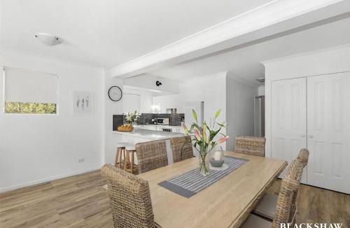 Denhams Beach House | Seaview by the Cliff Managed by Batemans Bay Accom