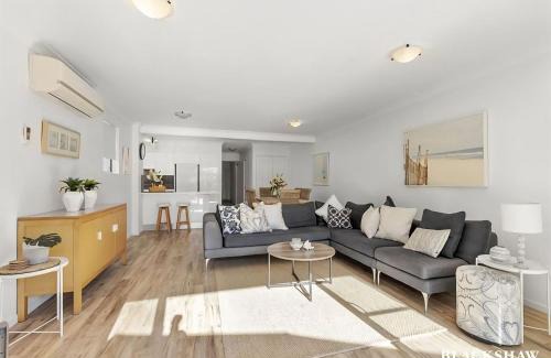 Denhams Beach House | Seaview by the Cliff Managed by Batemans Bay Accom