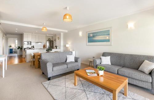 Encounter Bay Apartment | Seaview Getaway - 2 2 Solway Cres EncounterBay - BYO Linen