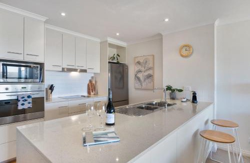 Encounter Bay Apartment | Seaview Getaway - 2 2 Solway Cres EncounterBay - BYO Linen