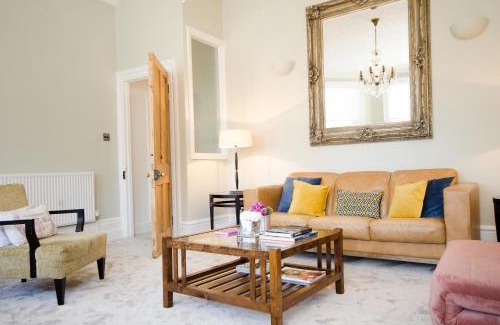 Hove Apartment | Seaview Mansion Apartment - Central Hove with PARKING