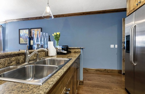Vail Apartment | Sebastian Hotel 5 Star Residence Unit - 2 BR 3 BA & 2 Porch Unit. All Amenities!