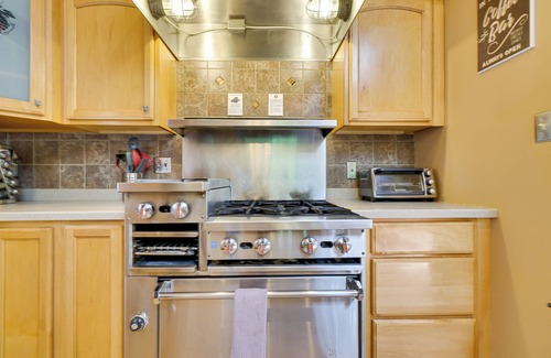 Bushkill House | Secluded Cabin: Pool, Jacuzzi, Pool Table, King Bed, Fire Pit, Horseback Riding
