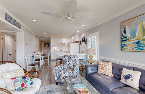 Morehead City Condo | Second-Floor, Ocean View Condo with WiFi & Shared Pools/Hot Tub/Putt-Putt