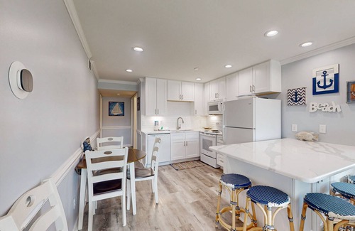 Morehead City Condo | Second-Floor, Ocean View Condo with WiFi & Shared Pools/Hot Tub/Putt-Putt