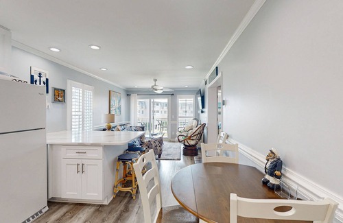 Morehead City Condo | Second-Floor, Ocean View Condo with WiFi & Shared Pools/Hot Tub/Putt-Putt