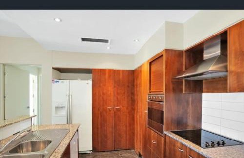 Launceston CBD Apartment | Self contained in city with on site restaurant, gym & parking
