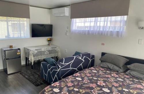 Hamilton House | Self Contained Unit, Private Bathroom, Private Entrance, Close to Shops & Hospital Homestay