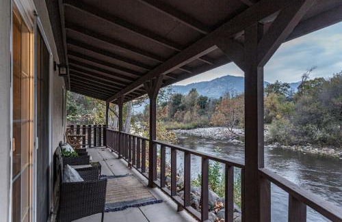 Three Rivers House | Sequoia Riverfront Guest House Right On The Water