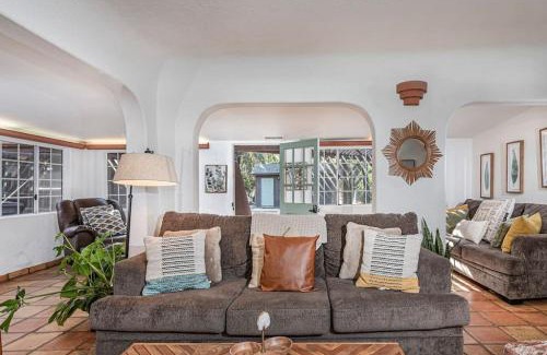 Three Rivers House | Sequoia Riverfront House With Beach Access