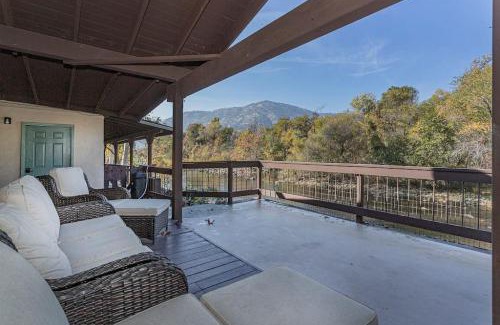 Three Rivers House | Sequoia Riverfront House With Beach Access