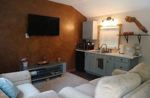 Kingston Cabin | Serene cabin with AC in charming Kingston