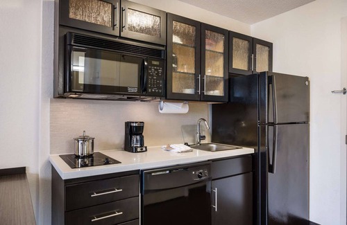Baymeadows Resort | Serene Getaway in Jacksonville! Fully-equipped Kitchen, Pet-friendly Property!