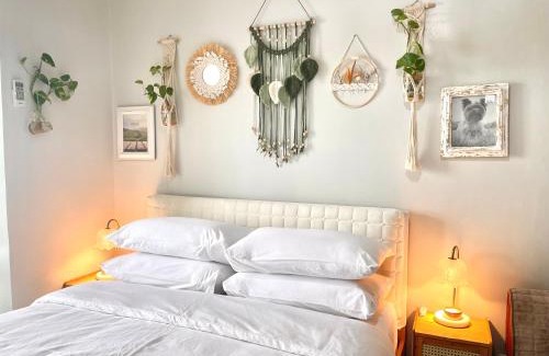 South Triangle Apartment | Serene Haven in Tomas Morato