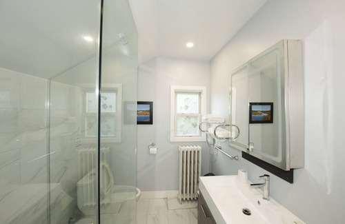 Niagara Falls House | Serene Niagara Inn