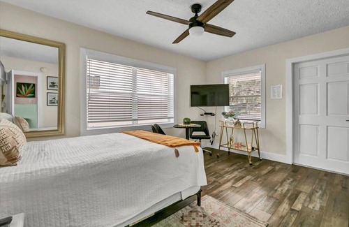 Safety Harbor Hotel | Serene Queen Studio | Safety Harbor Gem