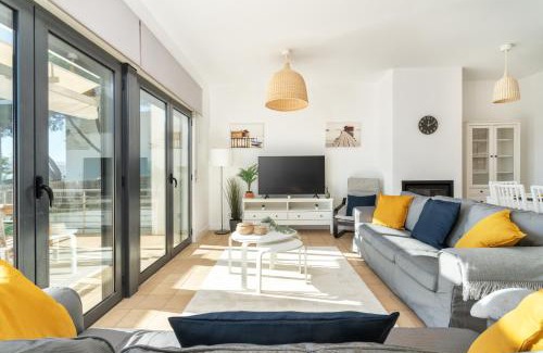 Olhos D'Agua House | Serene Spacious House - Swimming Pool & Garden