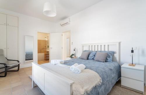 Olhos D'Agua House | Serene Spacious House - Swimming Pool & Garden