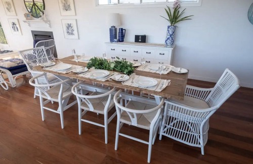 Casuarina House | SERENITY BEACH RETREAT - Hamptons Beach HavenCasuarina - sleeps 14 -7 bedrooms