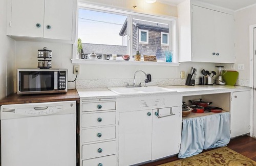 Downtown Cannon Beach Cabin | Serenity - Beachcomber Vacation Homes